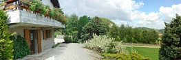 Terrasse avec salon de jardin et une large vue sur la campagne des Monts du Lyonnais